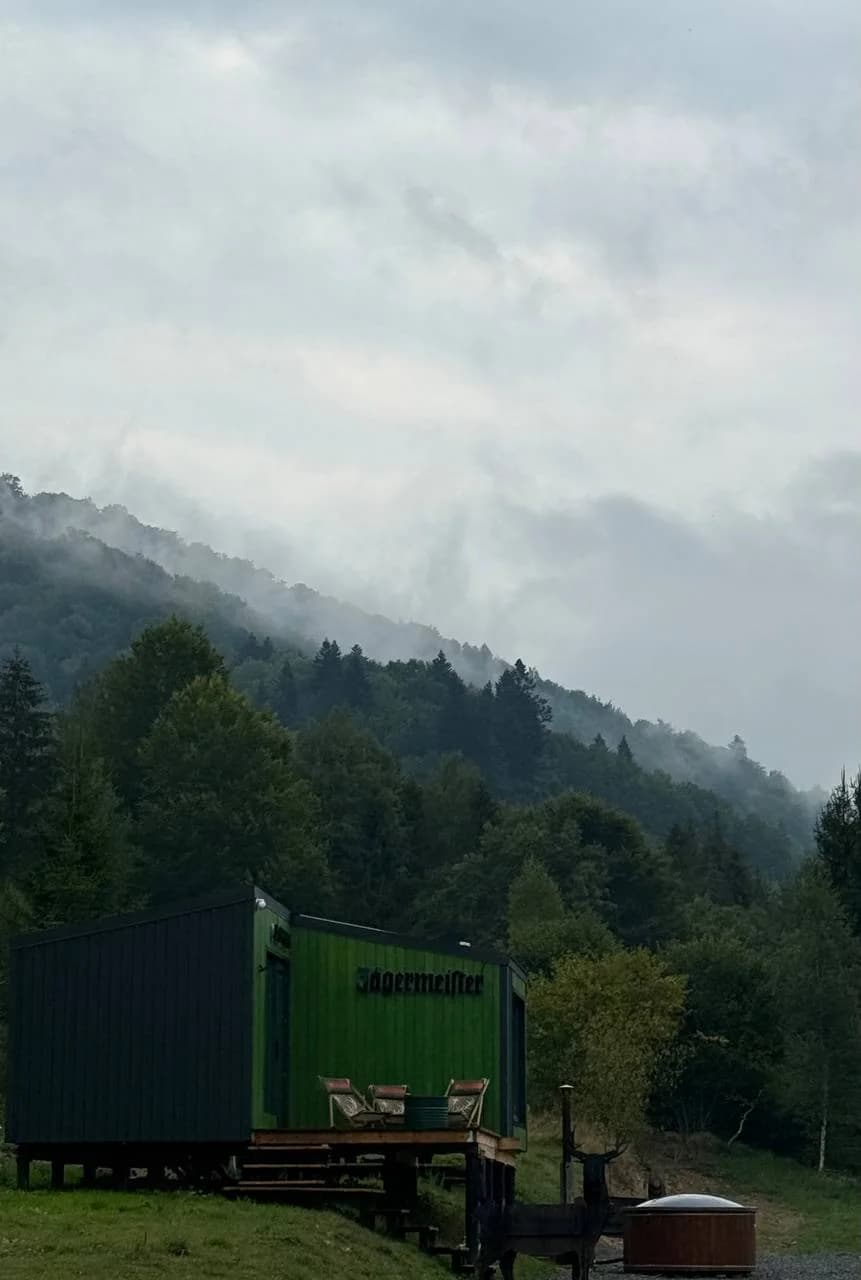 Jager Haus серед туманних Карпатських гір